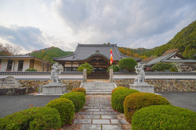 法明院庭園｜フェノロサが愛した琵琶湖借景の池泉回遊式庭園と三井寺最大規模の名園を完全ガイド