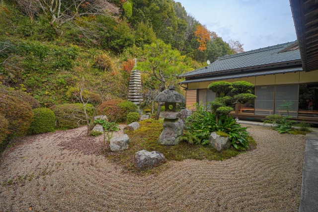 法明院庭園｜フェノロサが愛した琵琶湖借景の池泉回遊式庭園と三井寺最大規模の名園を完全ガイド