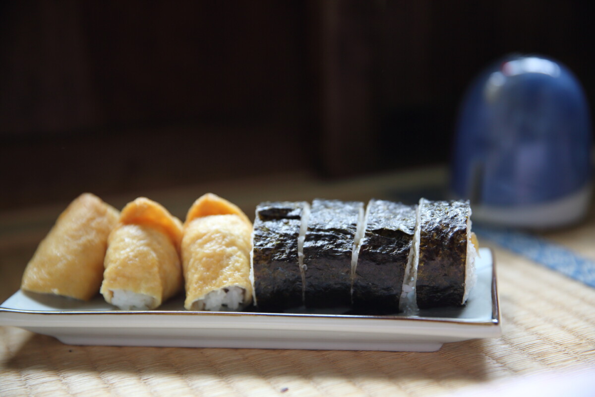 稲荷寿司とは？その魅力と歴史、特徴など詳しく解説（Shutterstock / contributor: 224074085）