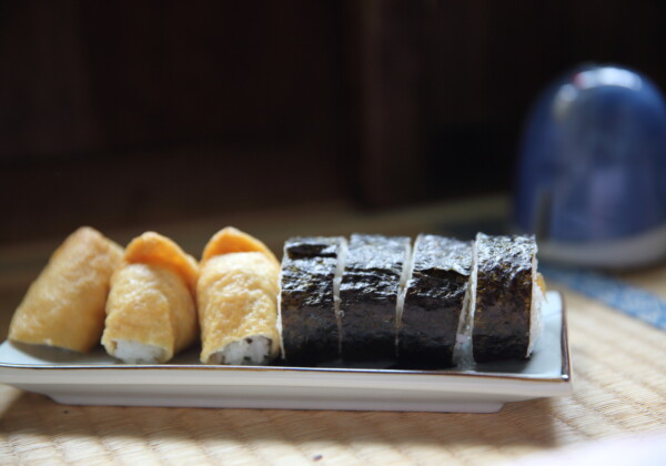 稲荷寿司とは？その魅力と歴史、特徴など詳しく解説（Shutterstock / contributor: 224074085）