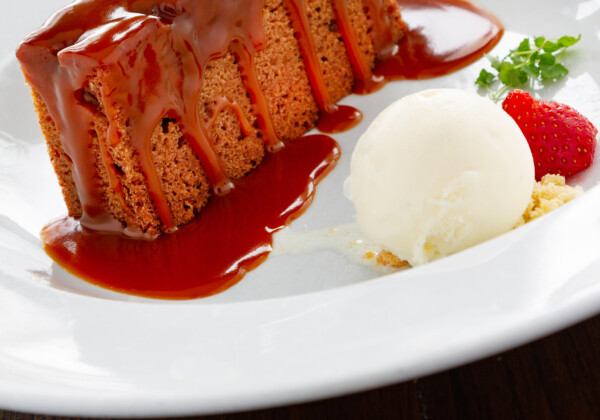 カルメ焼きとは？その魅力と歴史、おうちでの作り方など詳しく解説（Shutterstock / contributor: 223270637）