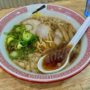 尾道ラーメンとは。瀬戸内いりこと背脂が生む「あっさりこってり」の魅力
