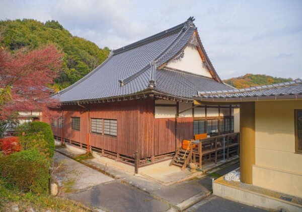 法明院庭園｜フェノロサが愛した琵琶湖借景の池泉回遊式庭園と三井寺最大規模の名園を完全ガイド
