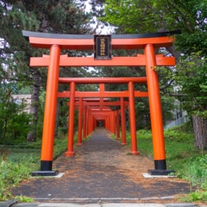 札幌伏見稲荷神社｜27基の朱い鳥居が美しい北海道のパワースポットの魅力と参拝ガイド