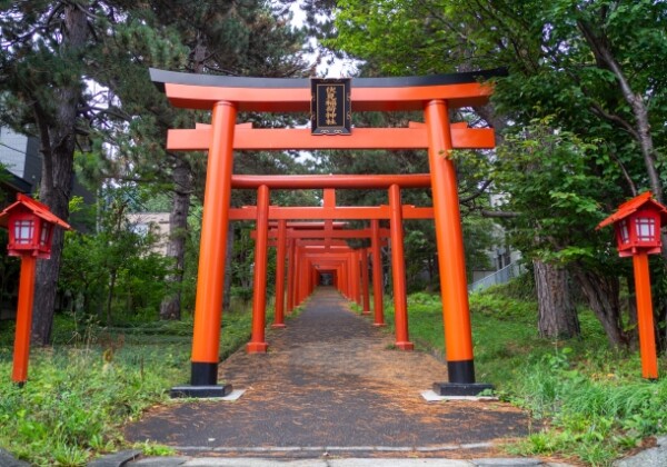 札幌伏見稲荷神社｜27基の朱い鳥居が美しい北海道のパワースポットの魅力と参拝ガイド