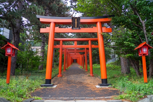 札幌伏見稲荷神社｜27基の朱い鳥居が美しい北海道のパワースポットの魅力と参拝ガイド