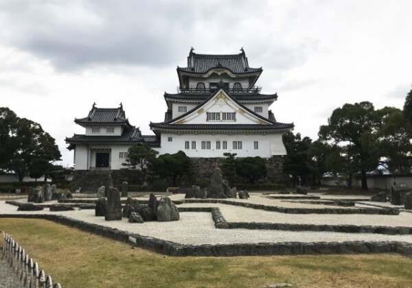 岸和田城庭園"八陣の庭"｜戦国武将の知恵が息づく美しい日本庭園の魅力と見どころ、拝観案内を徹底紹介