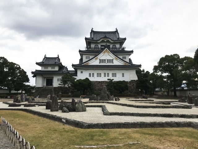 岸和田城庭園"八陣の庭"|戦国武将の知恵が息づく美しい日本庭園の魅力と見どころ、拝観案内を徹底紹介