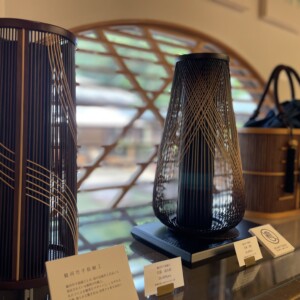 駿河竹千筋細工とは？その魅力と歴史、特徴など詳しく解説（<a href="//commons.wikimedia.org/wiki/User:%, CC BY-SA 4.0）