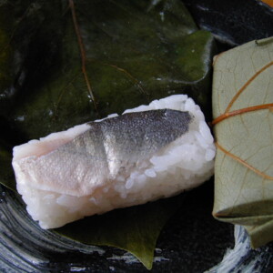 鮎寿司とは？その魅力と歴史、特徴など詳しく解説（<a href="//commons.wikimedia.org/w/index.php?title=User:, CC BY-SA 4.0）