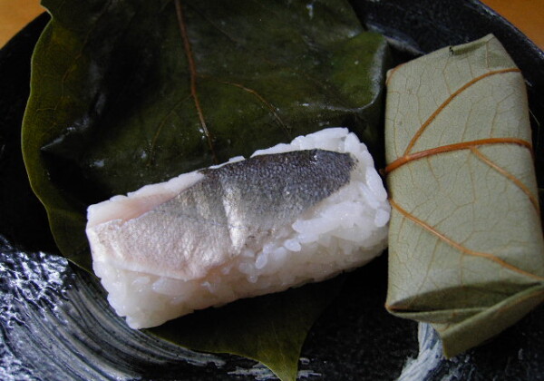 鮎寿司とは？その魅力と歴史、特徴など詳しく解説（<a href="//commons.wikimedia.org/w/index.php?title=User:, CC BY-SA 4.0）