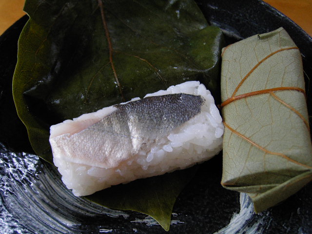 鮎寿司とは？その魅力と歴史、特徴など詳しく解説（<a href="//commons.wikimedia.org/w/index.php?title=User:, CC BY-SA 4.0）