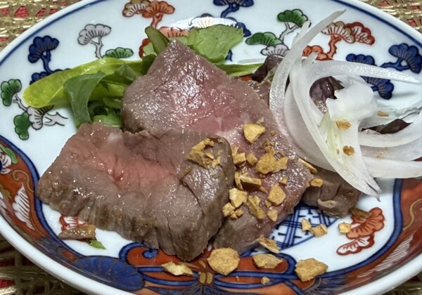 有田焼（源右衛門窯）の絵付けの皿に盛られた料理