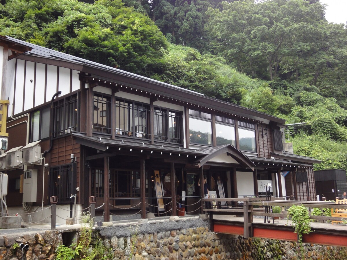 銀山温泉の魅力と見どころ。大正ロマンの湯の町を歩く
