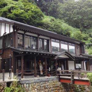 銀山温泉の魅力と見どころ。大正ロマンの湯の町を歩く