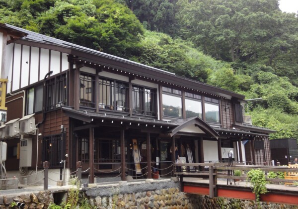 銀山温泉の魅力と見どころ。大正ロマンの湯の町を歩く