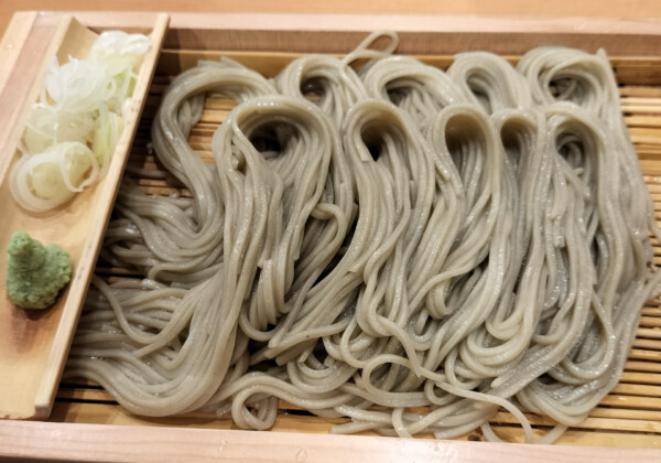 へぎそばとは。新潟・魚沼が生んだ、織物から生まれた一皿