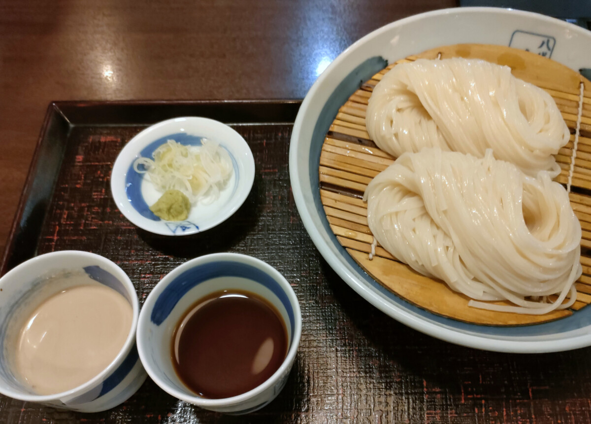 秋田・稲庭うどん入門。350年の手仕事が生む、するりとした一本