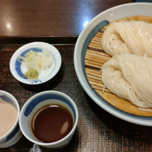 秋田・稲庭うどん入門。350年の手仕事が生む、するりとした一本