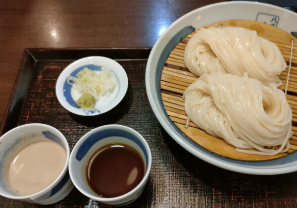 秋田・稲庭うどん入門。350年の手仕事が生む、するりとした一本