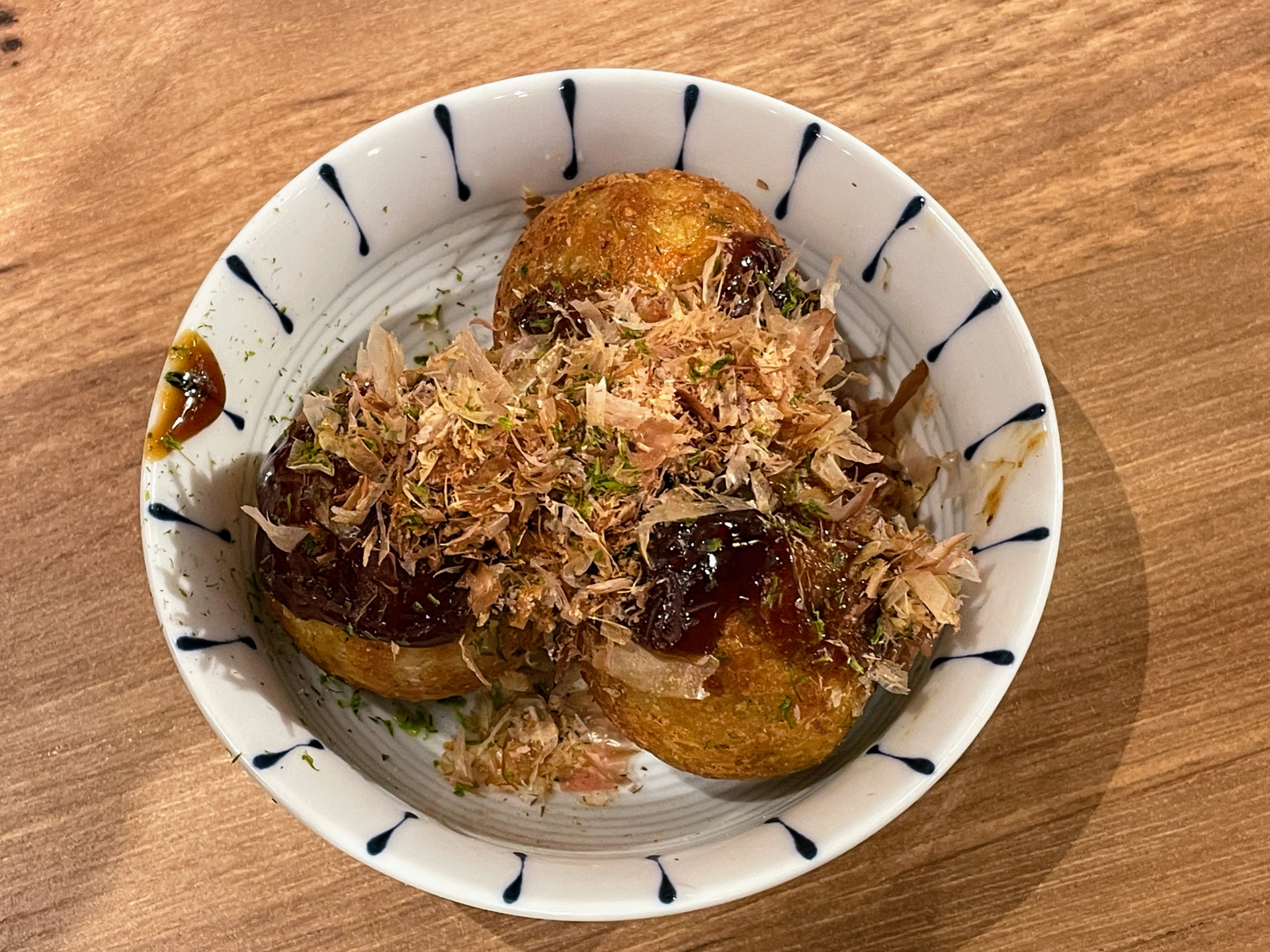大阪のたこ焼き入門。屋台の知恵が生んだ、丸くておいしい食文化