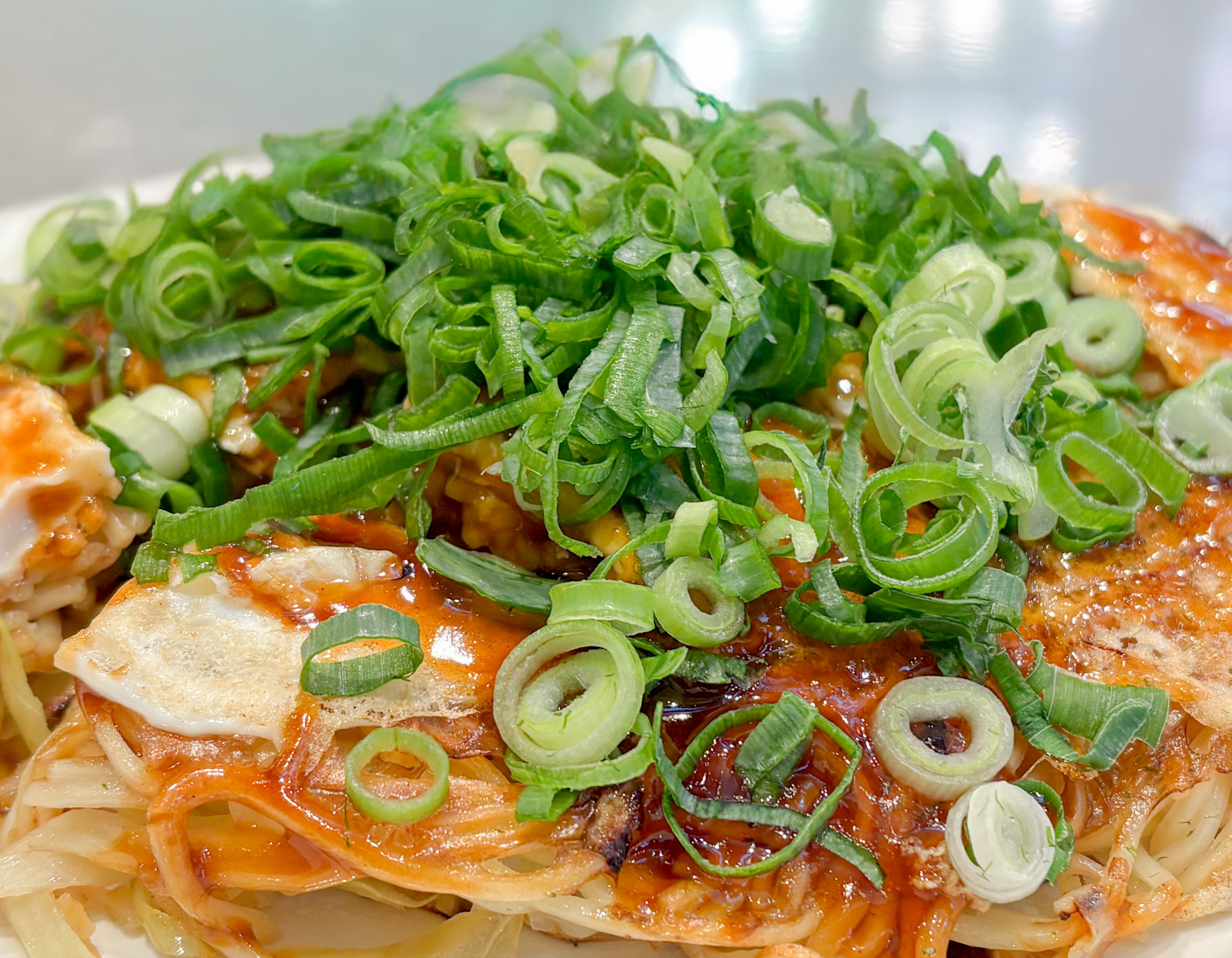 広島スタイルのお好み焼き入門。重ね焼きの魅力と、はじめての一枚の選び方
