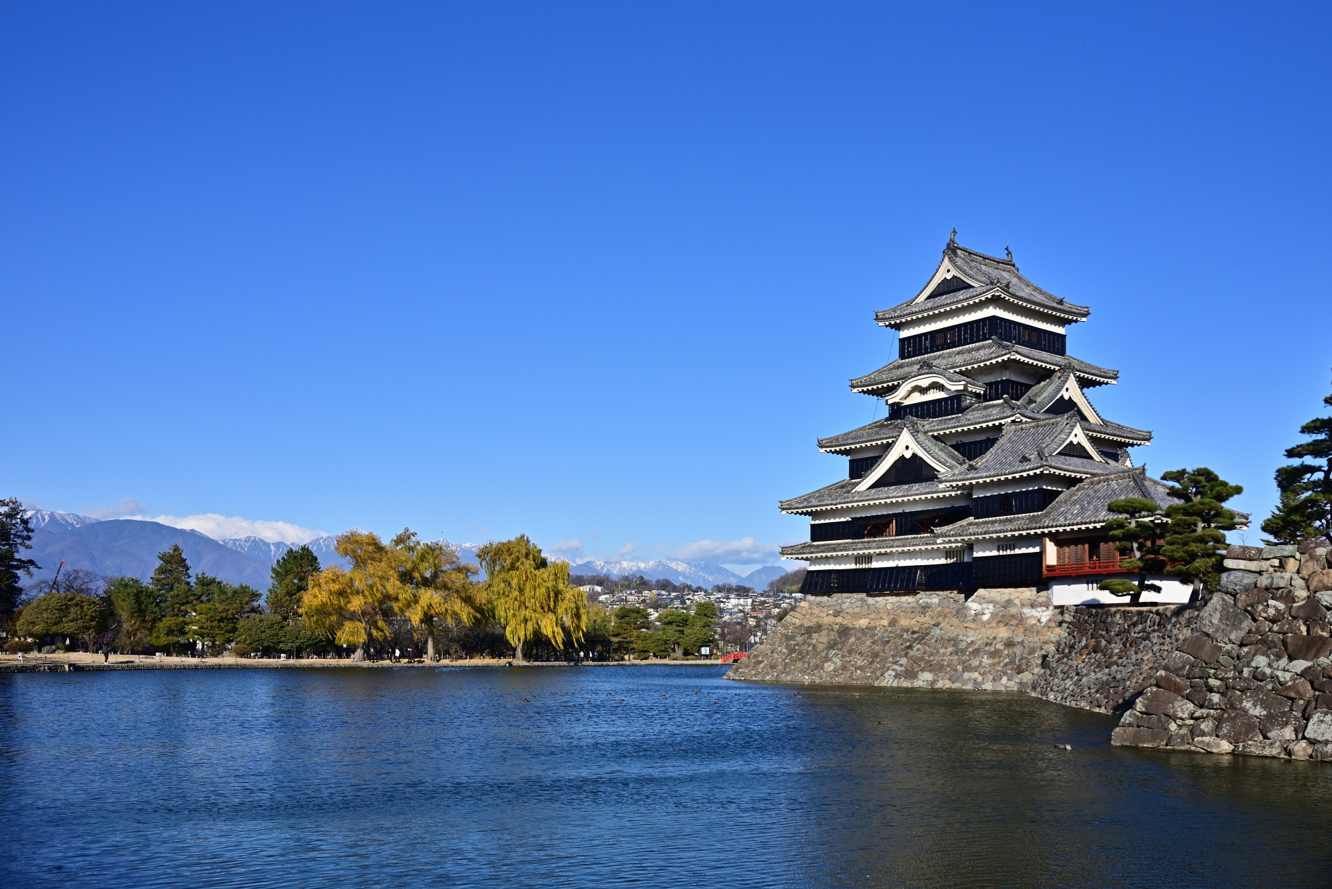 松本の城下町をめぐる。国宝の天守が待つ、信州の旅案内