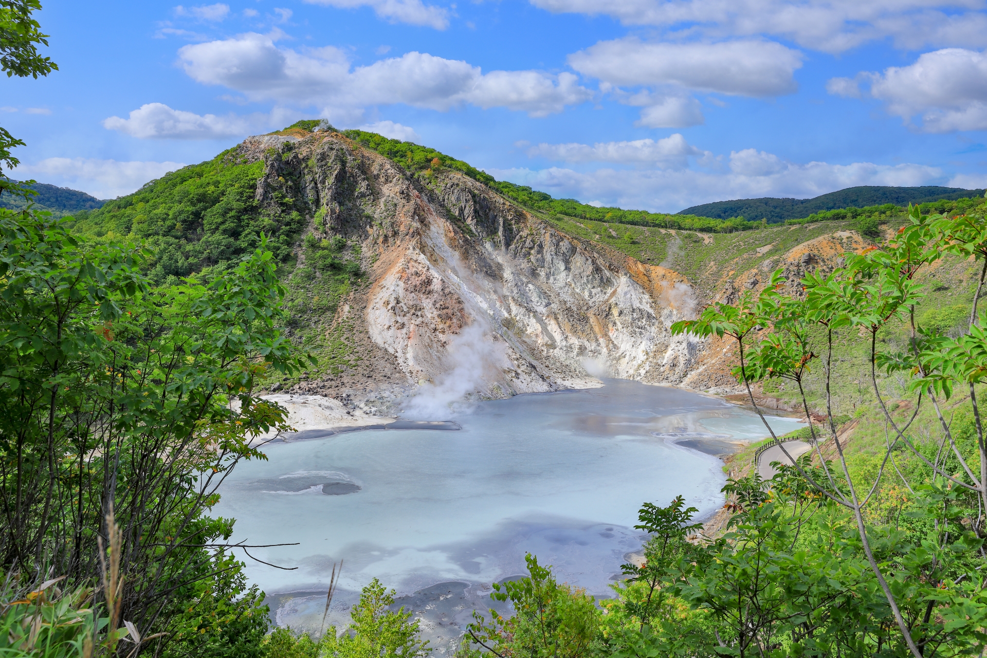 「温泉のデパート」登別温泉へ。9つの泉質と地獄谷が教えてくれること