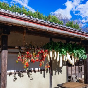 軒先に吊るされた干し菜（干し野菜）