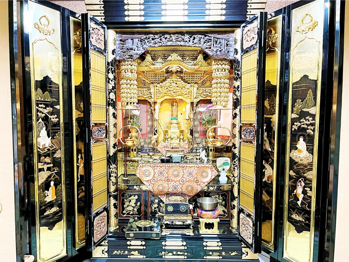 三条仏壇を表す金仏壇の写真