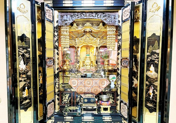 三条仏壇を表す金仏壇の写真