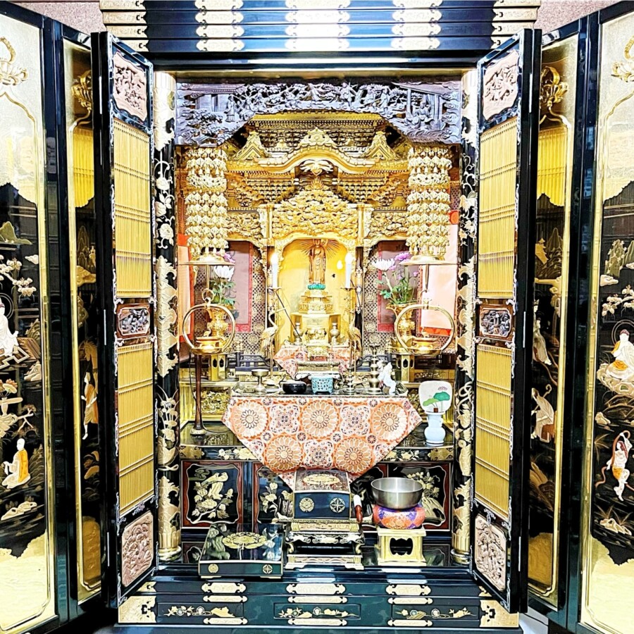三条仏壇を表す金仏壇の写真