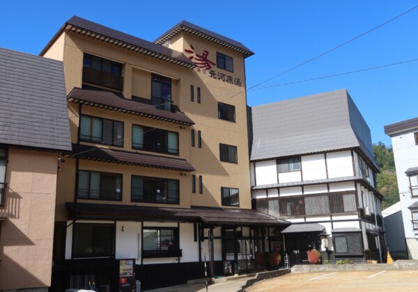 肘折温泉の朝市。秘湯の里で出会う早朝のにぎわい