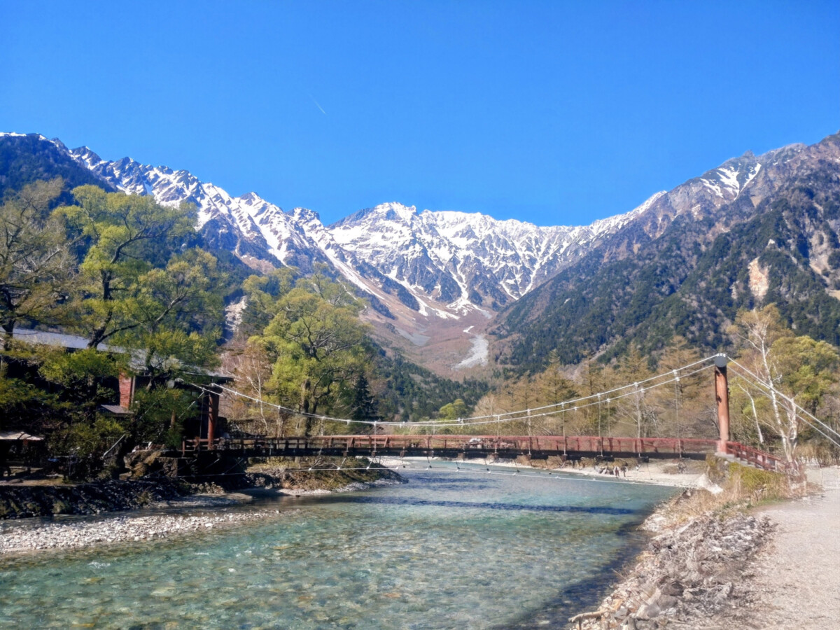 上高地・梓川の絶景散策 心が澄んでいく水辺の道しるべ