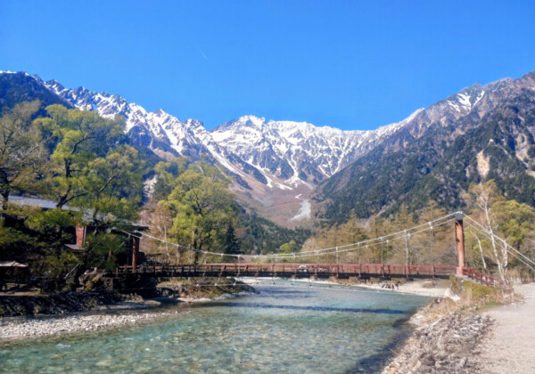 上高地・梓川の絶景散策 心が澄んでいく水辺の道しるべ