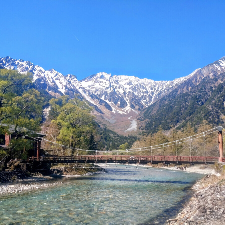 上高地・梓川の絶景散策 心が澄んでいく水辺の道しるべ