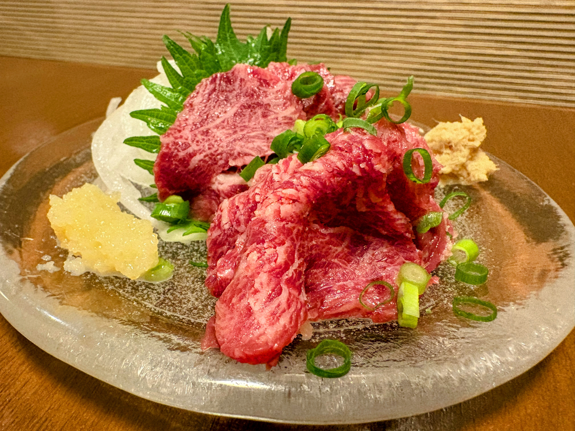 熊本の馬刺しに息づく物語。歴史とともに楽しむ、桜色の郷土料理