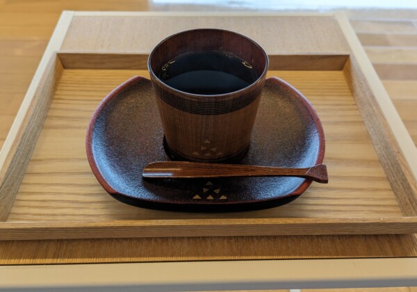川連漆器。秋田の山あいで800年続く、赤と黒のうつわ