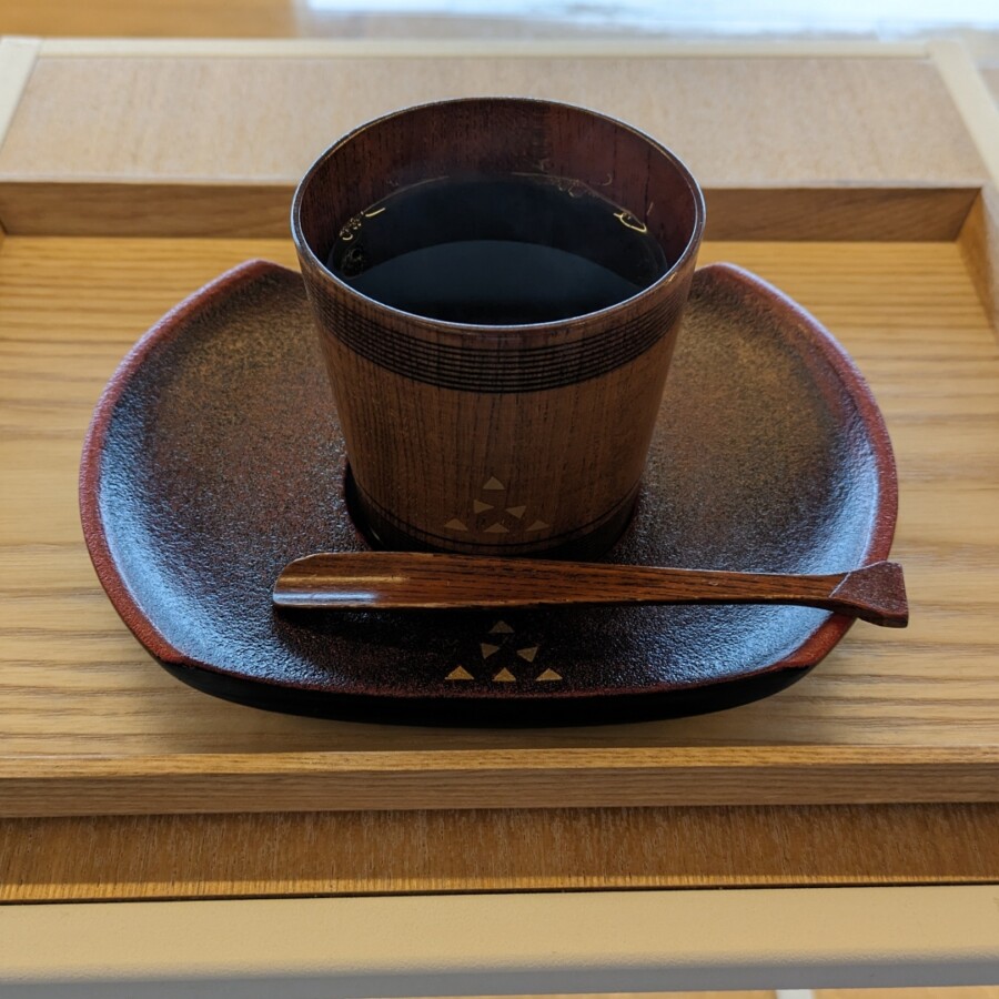 川連漆器。秋田の山あいで800年続く、赤と黒のうつわ