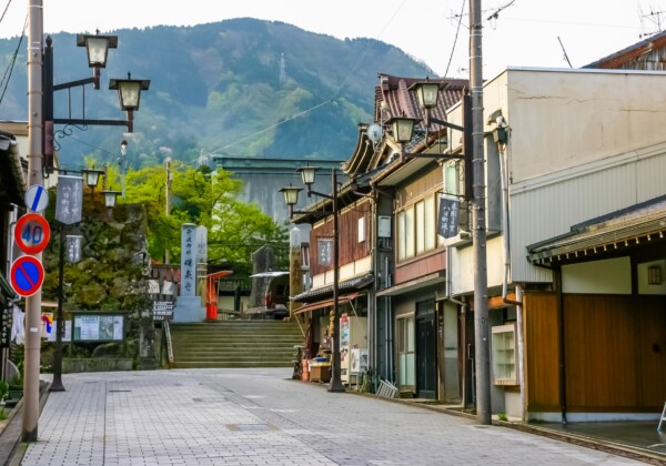 井波彫刻とは。ノミの音が響く富山の木彫りのまち